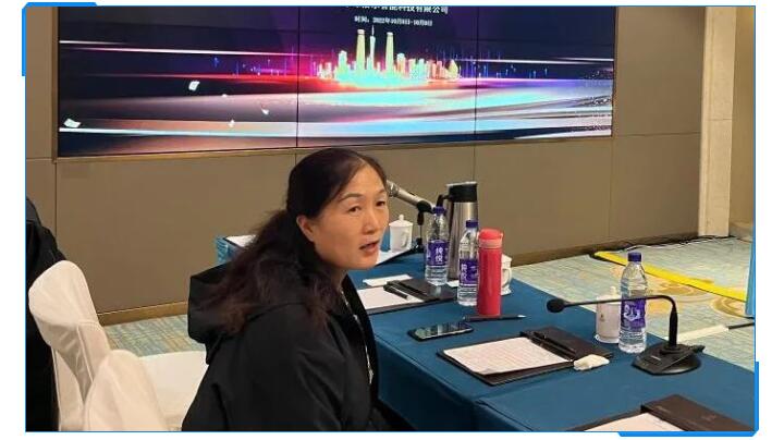 集團(tuán)財(cái)務(wù)總監(jiān)劉清華在聽(tīng)取了銷售部門的數(shù)據(jù)對(duì)比與銷售人員的分析后，她提出應(yīng)該加強(qiáng)客戶的銷售服務(wù)